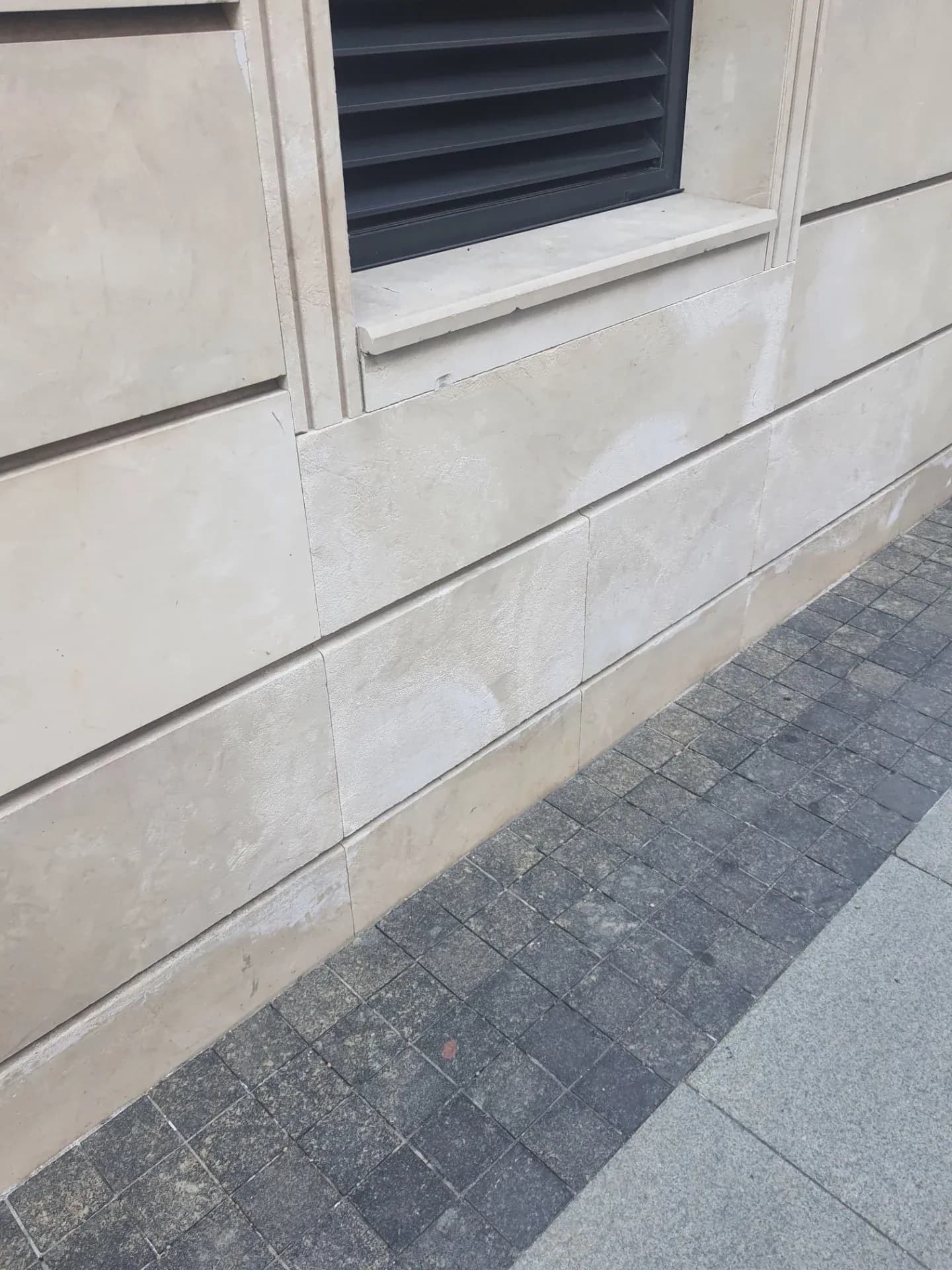 Einige Aspekte der Verwendung von Jurakalkstein im Sockelbereich eines Gebäudes. Teil 3