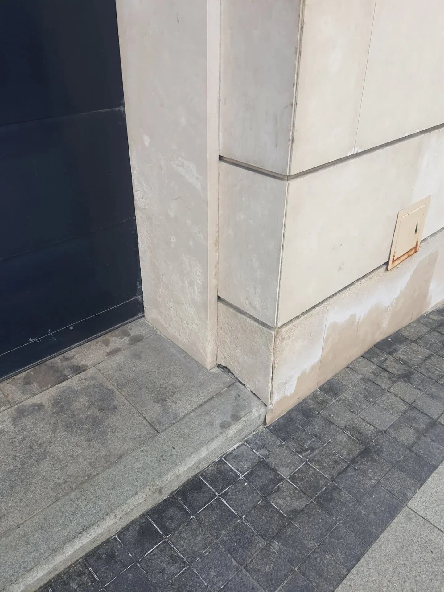 Einige Aspekte der Verwendung von Jurakalkstein im Sockelbereich eines Gebäudes. Teil 3