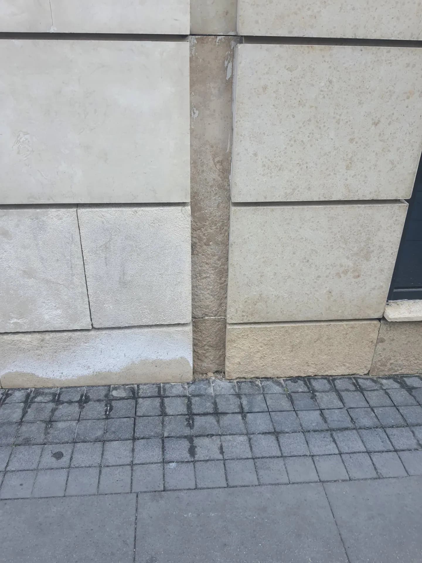 Einige Aspekte der Verwendung von Jurakalkstein im Sockelbereich eines Gebäudes. Teil 3