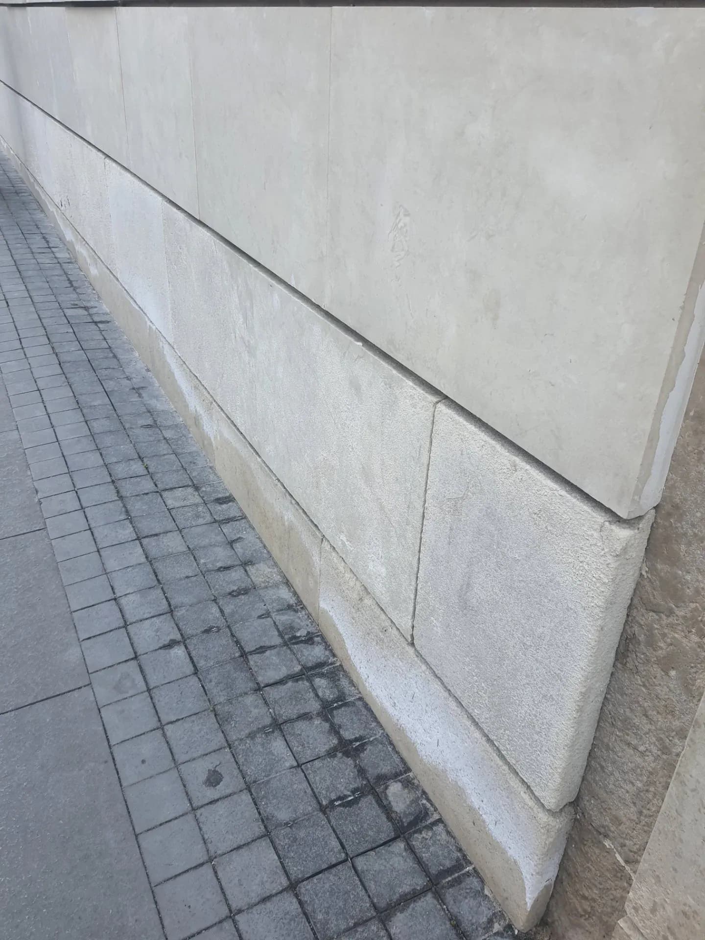 Einige Aspekte der Verwendung von Jurakalkstein im Sockelbereich eines Gebäudes. Teil 3