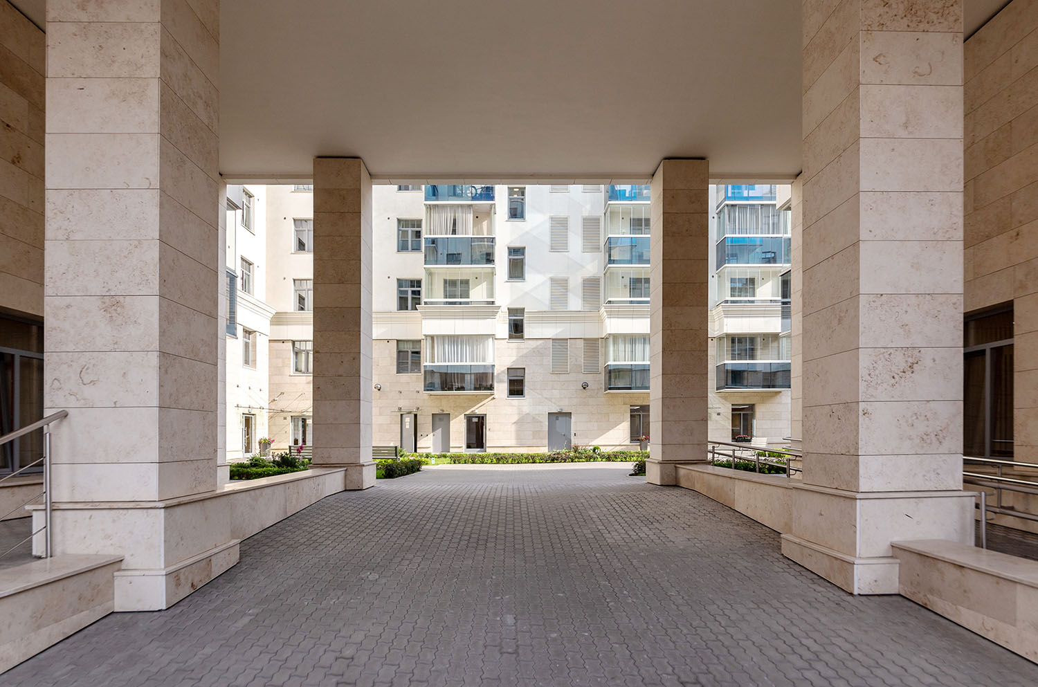 Применение светлого юрского мрамора в экстерьерах и интерьерах