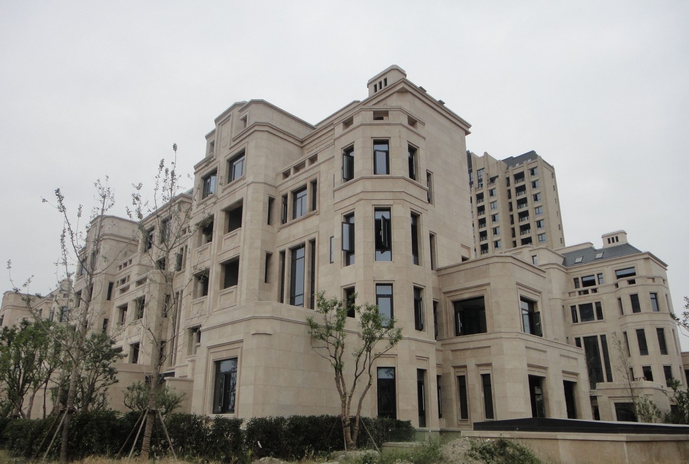 Светлые известняки в облицовке фасадов зданий