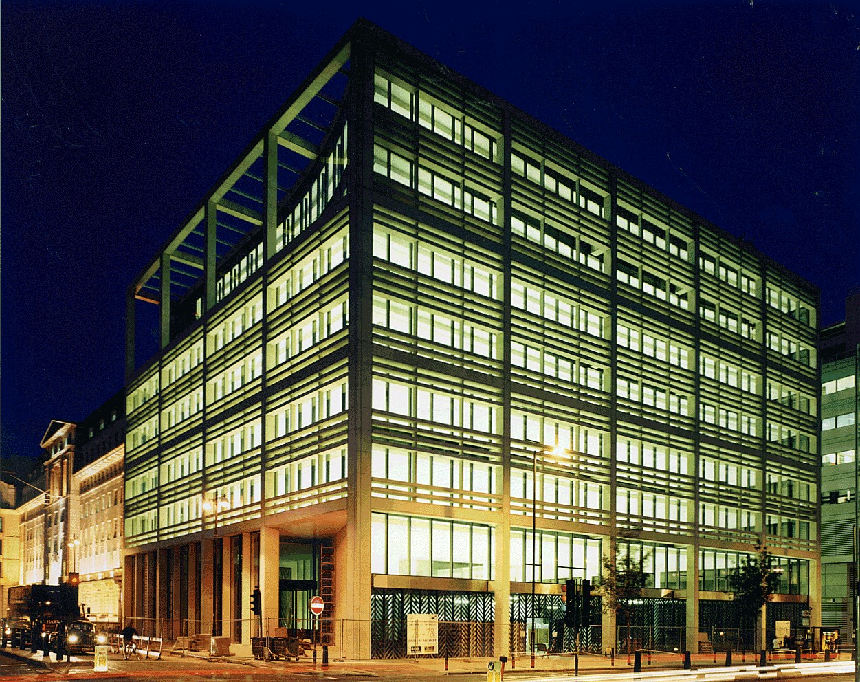 Светлые известняки в облицовке фасадов зданий